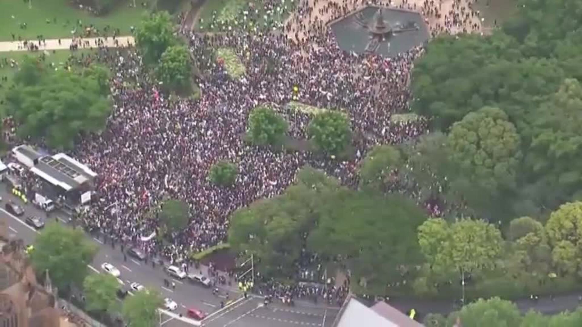 Miles de personas se reúnen en la costa este de Australia para protestar contra el mandato de la vacuna COVID