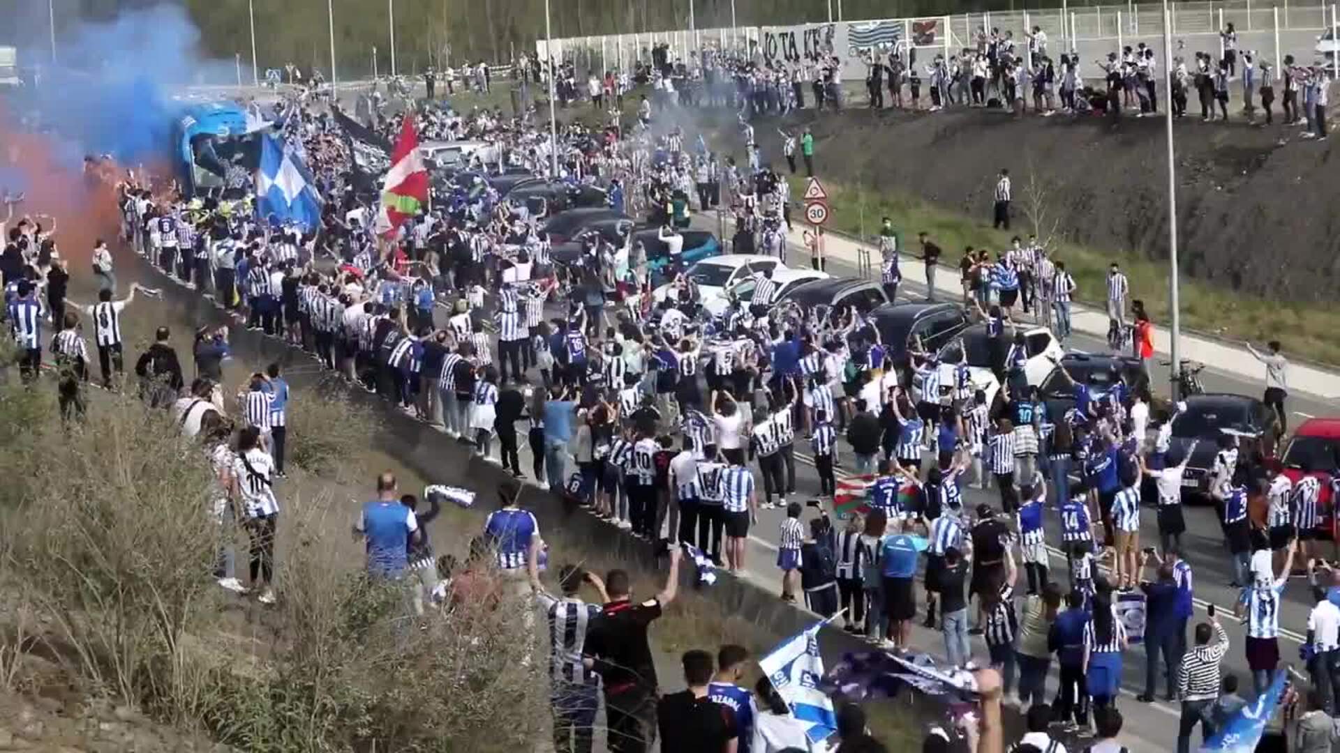 Miles de aficionados despiden a la Real Sociedad sin respetar distancia social