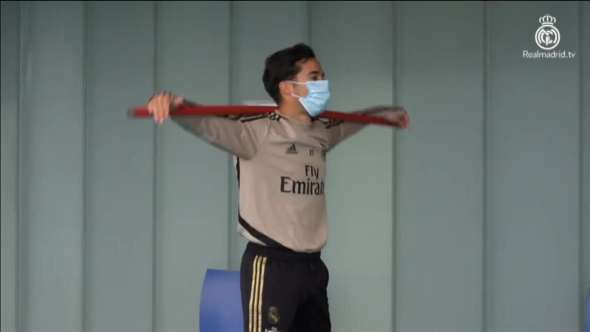 Sesión de bicicleta estática con mascarilla para los jugadores del Real Madrid