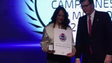 'Aspar' entrega el 'Casco de Oro' 2023 a Toni Bou, en una gala RFME plagada de campeones