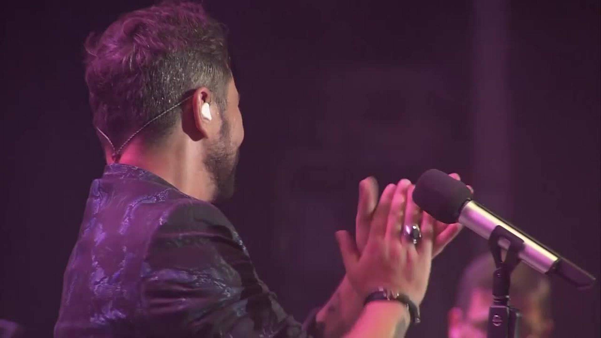 Miguel Poveda celebra 30 años de carrera brillando en Starlite