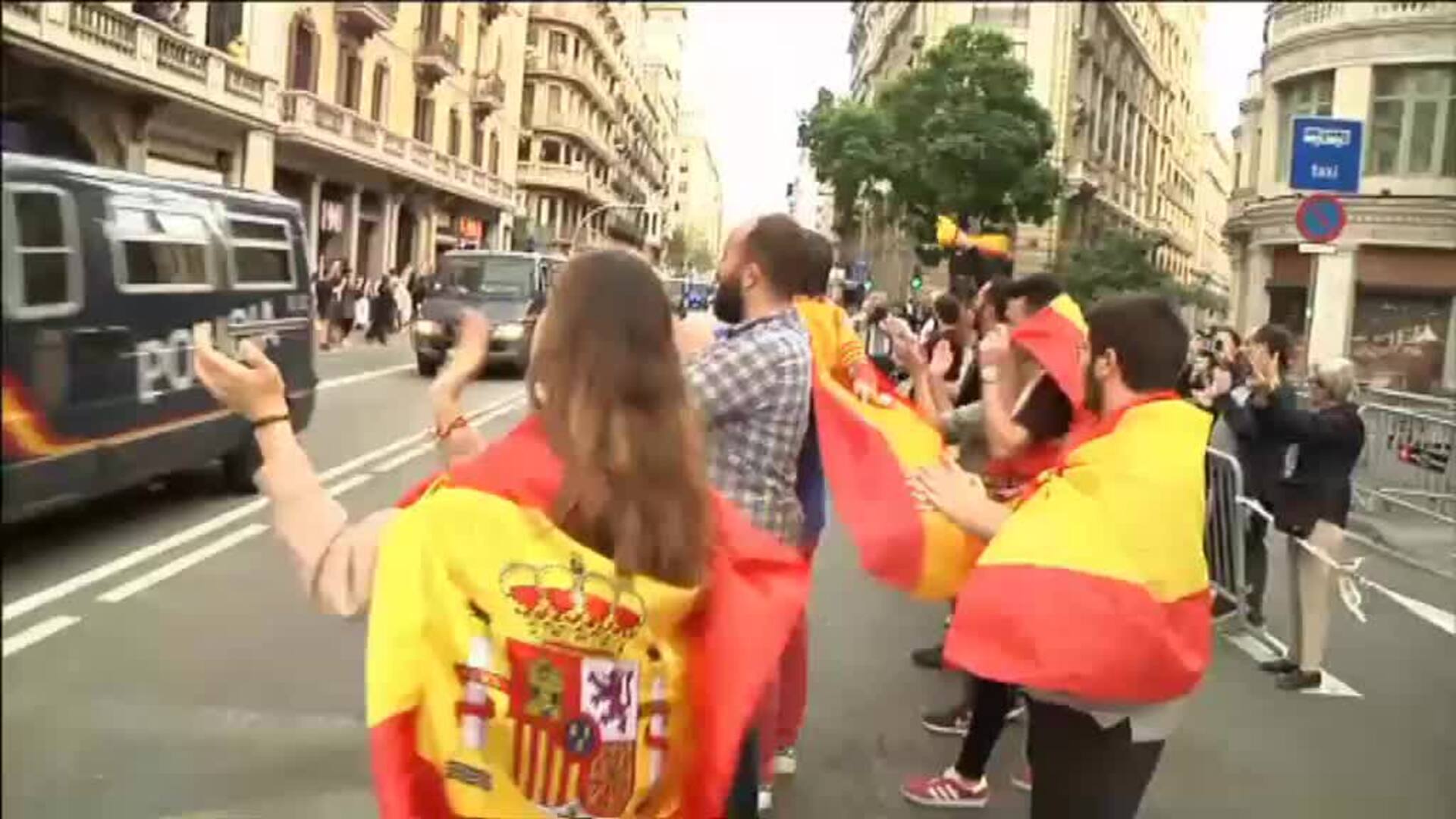 Decenas de ciudadanos se acercan a la jefatura de la policía en Barcelona para aplaudir el trabajo de los agentes