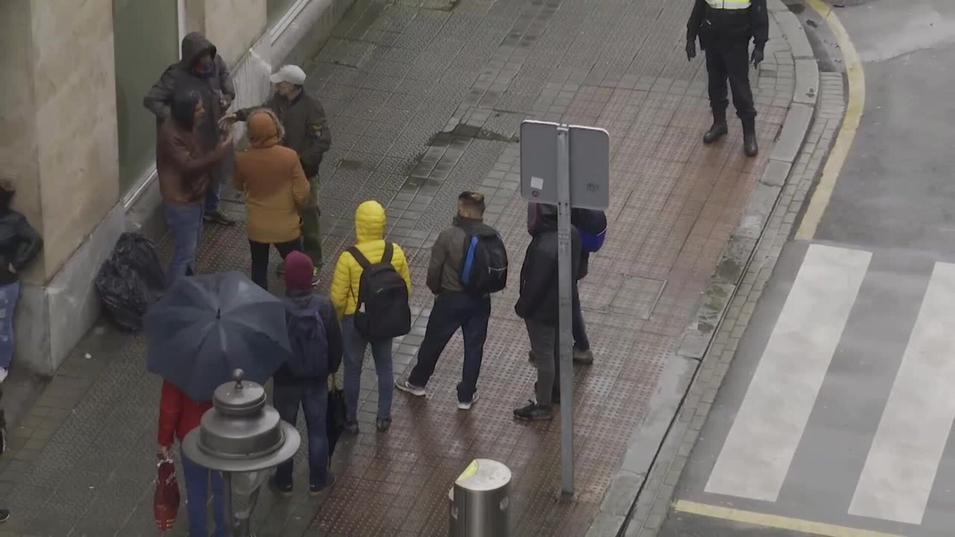 Instan a los usuarios de un albergue a guardar distancia entre ellos