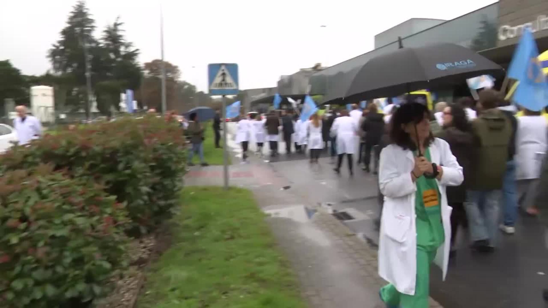 Los médicos destacan un seguimiento "masivo" de las huelgas en Galicia, que Xunta reduce al 18%