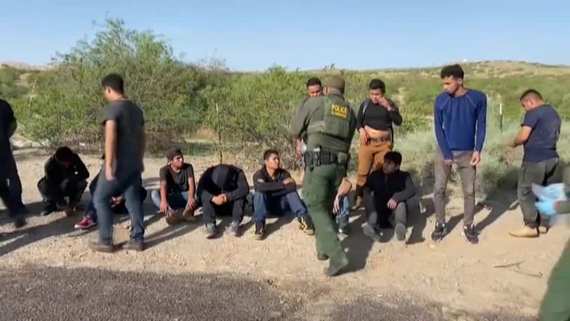 Miles de inmigrantes desafían el calor extremo del desierto de Sunland Park para entrar en EEUU