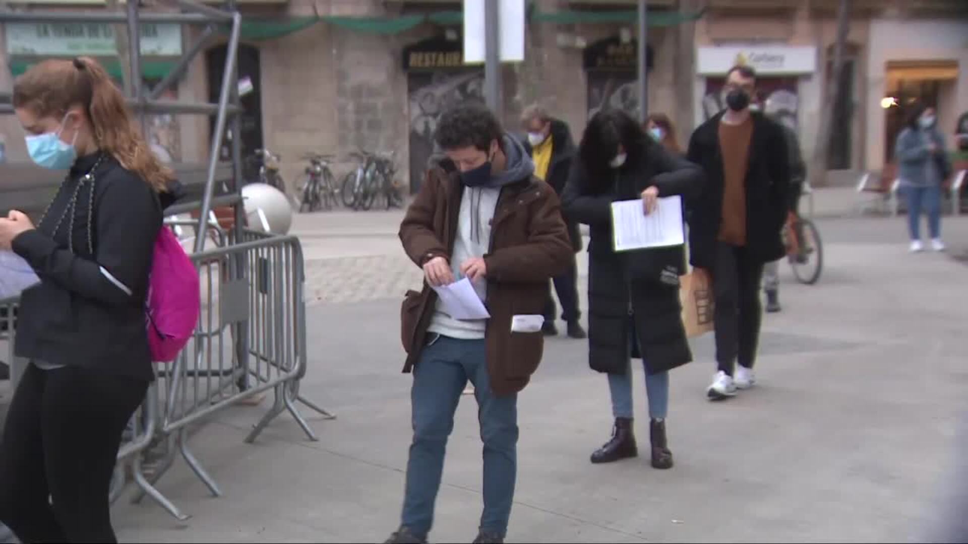 Catalanes hacen cola para ejercer su derecho a voto en el mercado de Sant Antoni