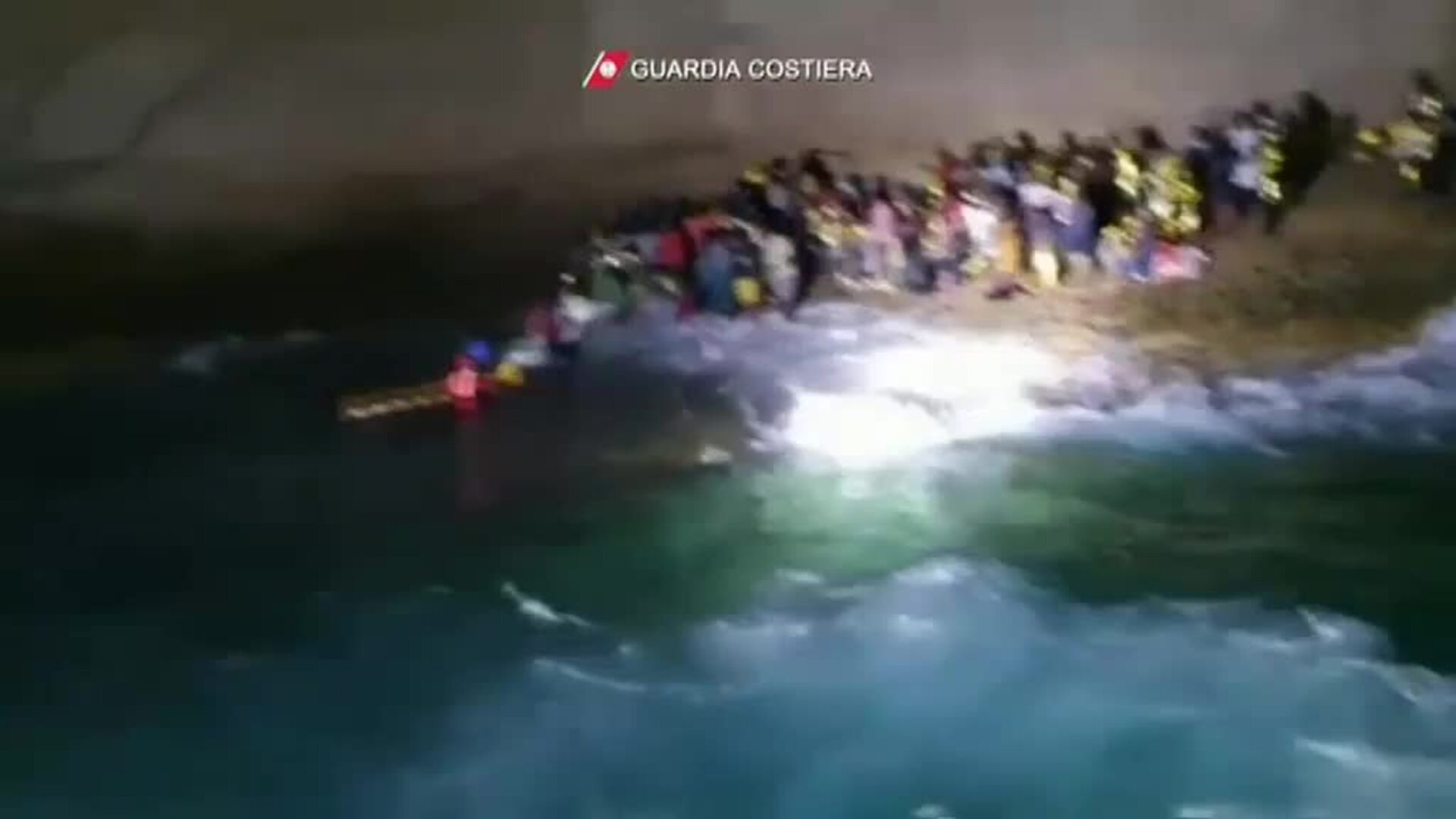 Rescate al límite de 125 inmigrantes atrapados en la isla de Conigli, en Italia