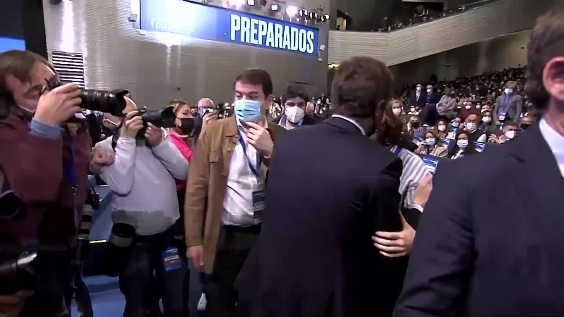 Casado y Ayuso se saludan en el Congreso del PP que abre una nueva etapa