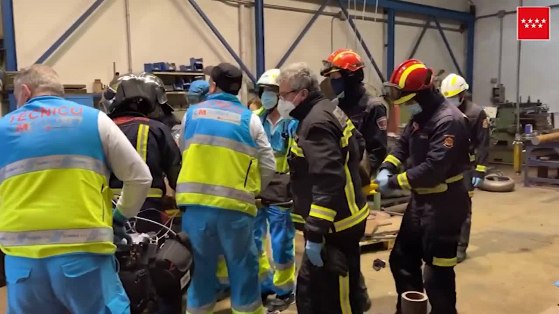 Trasladado muy grave al 12 de octubre un trabajador tras engancharse en un torno