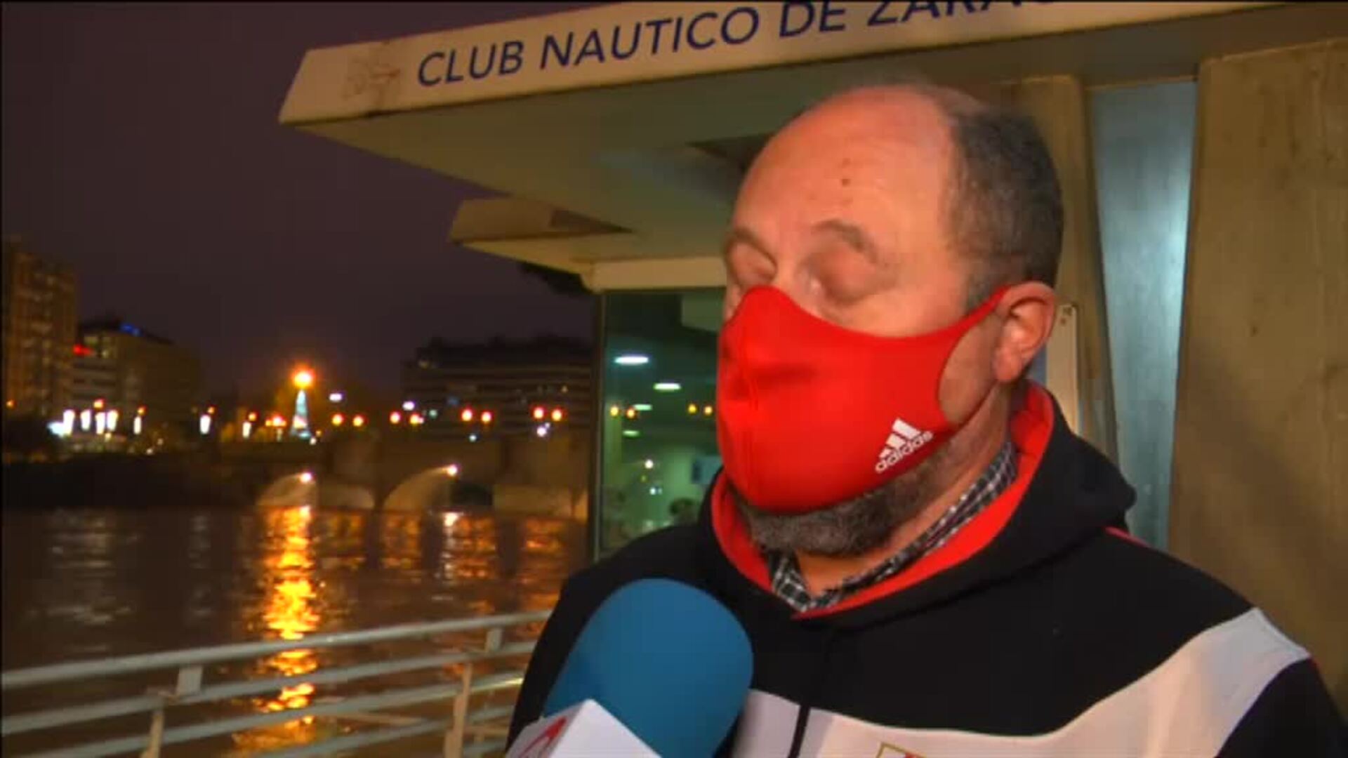 El pico de la crecida en Zaragoza supera los 5 metros y medio de altura con más de 2.100 metros cúbicos de agua por segundo