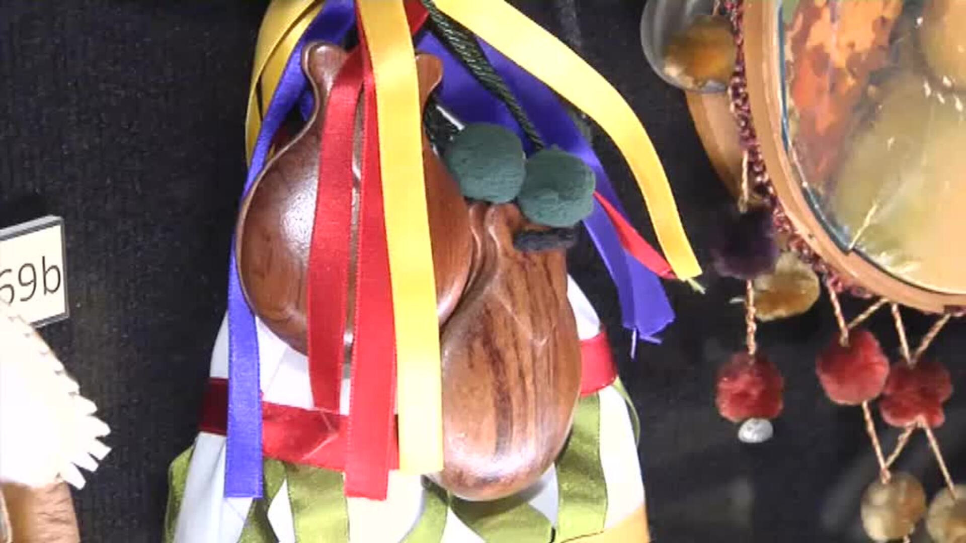 Un coleccionista convierte su casa de Valladolid en un museo musical con miles de instrumentos