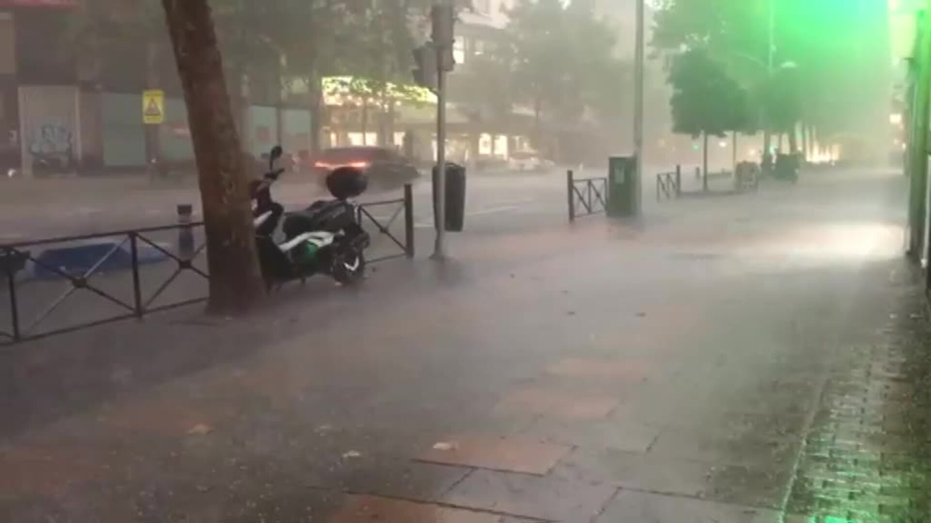 Espectacular tromba de agua en el centro de Madrid