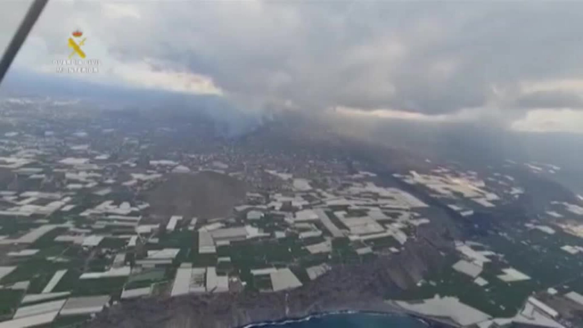 El avance de la lava arrasa cultivos y viviendas