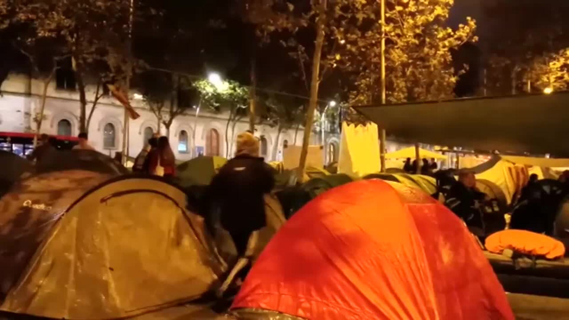 Los acampados en Barcelona piden que vaya más gente
