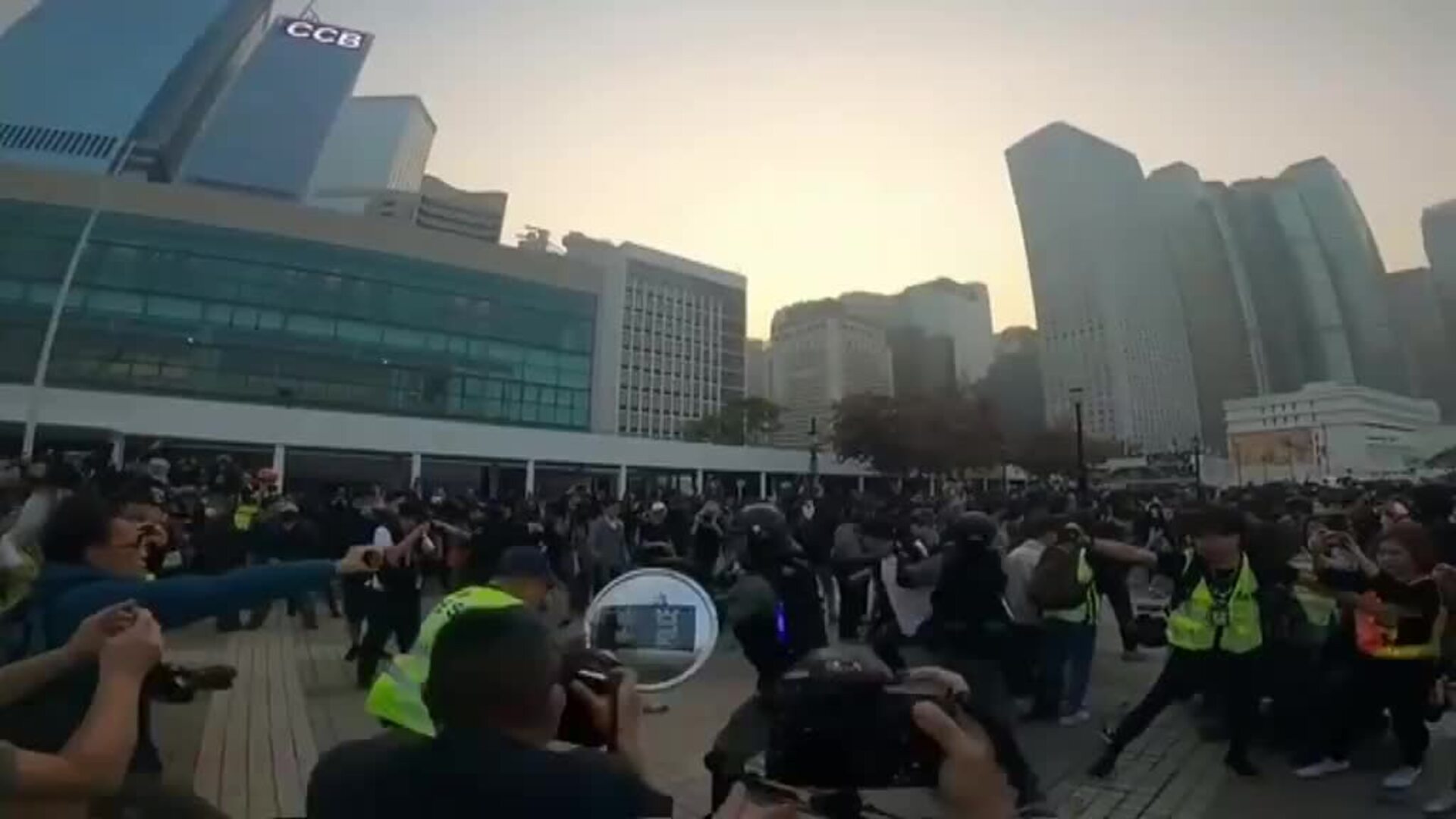 Batalla campal en Hong Kong tras una manifestación en apoyo a los uigures chinos