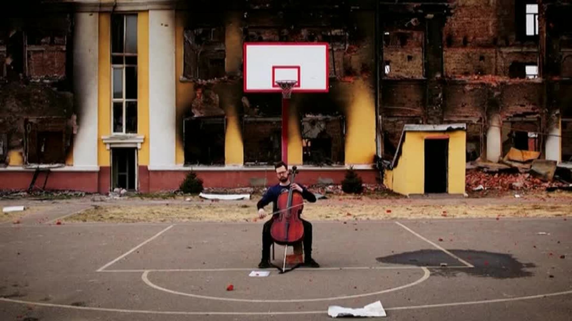 El violonchelista Denys Karachevtsev regala un momento de calma a los vecinos de Járkov