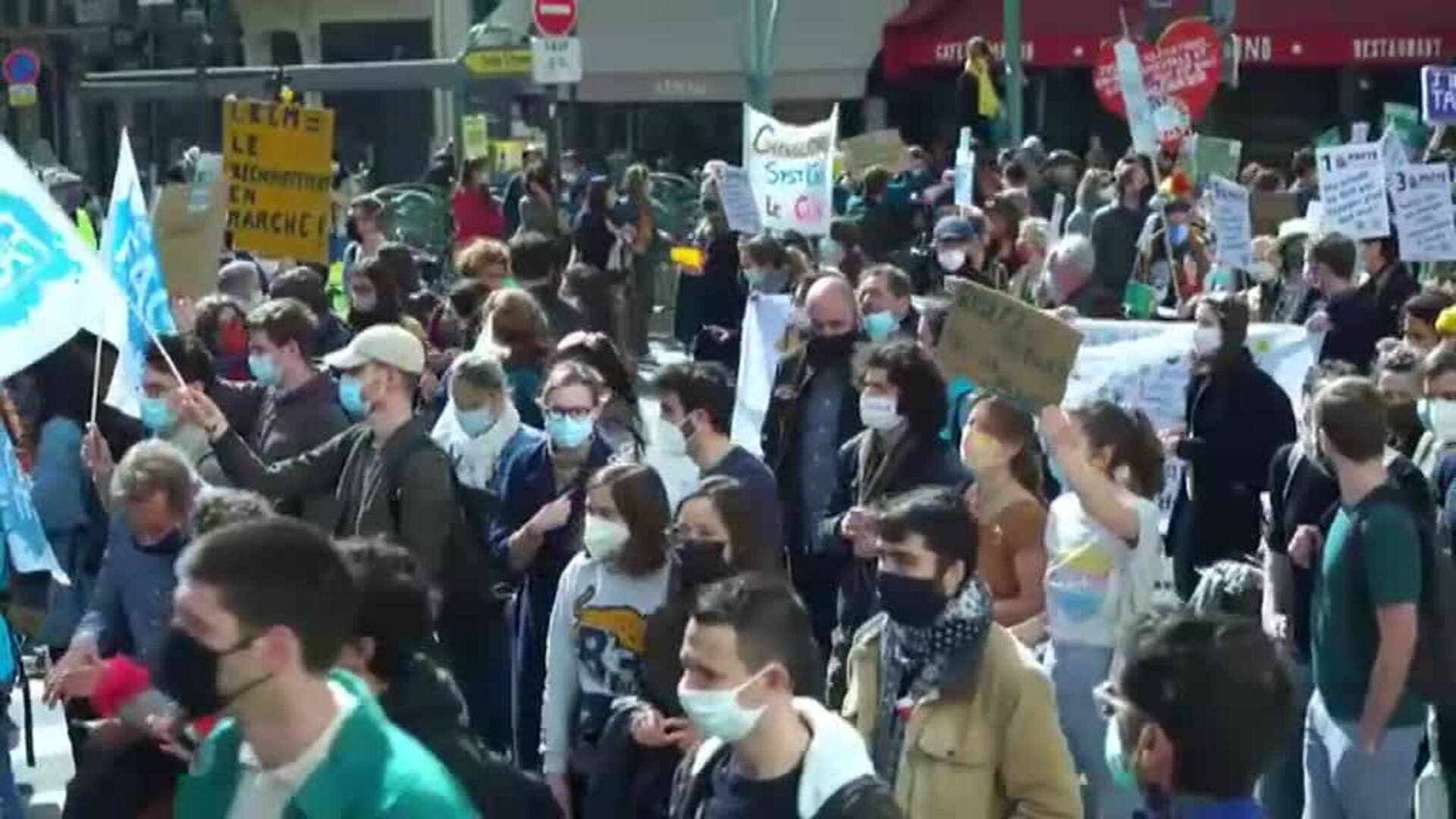 Miles de personas se manifiestan en París para reclamar a Macron una ley del cambio climático más ambiciosa