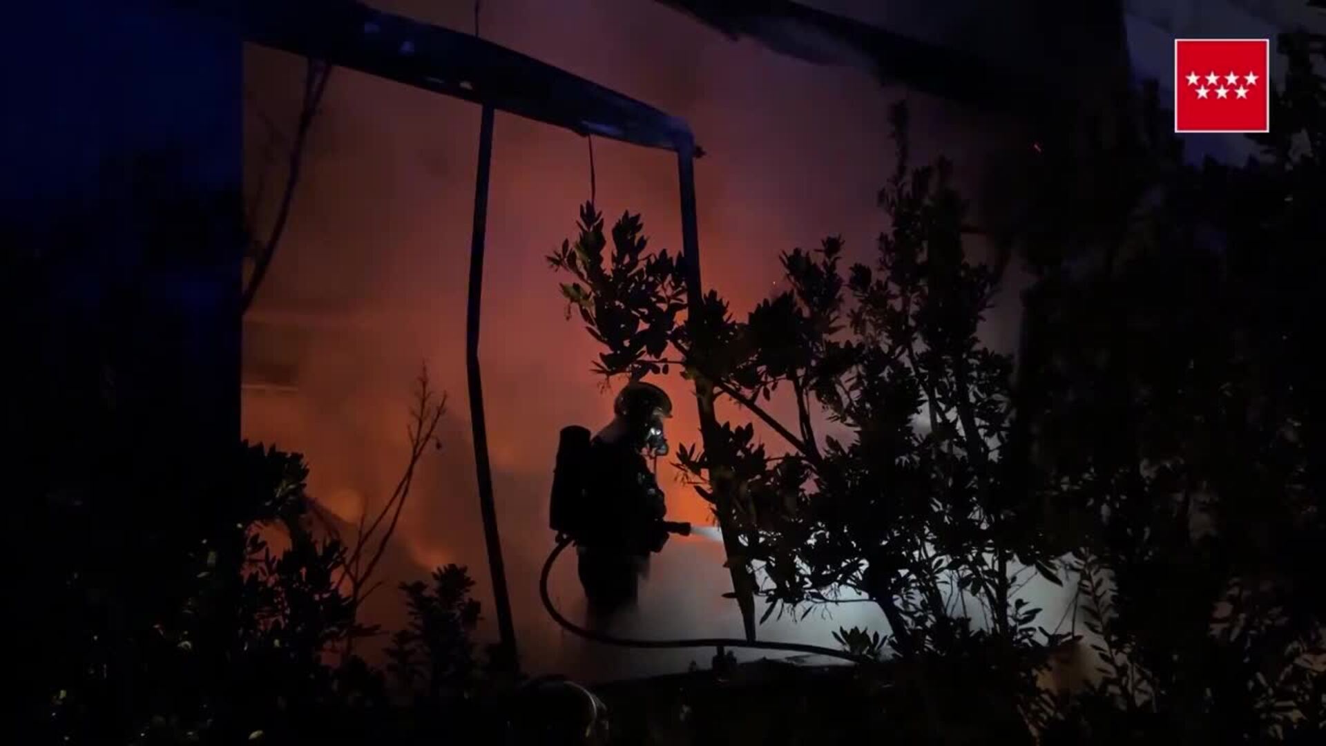 Bomberos controlan un incendio en un chalet unifamiliar de Pozuelo de Alarcón