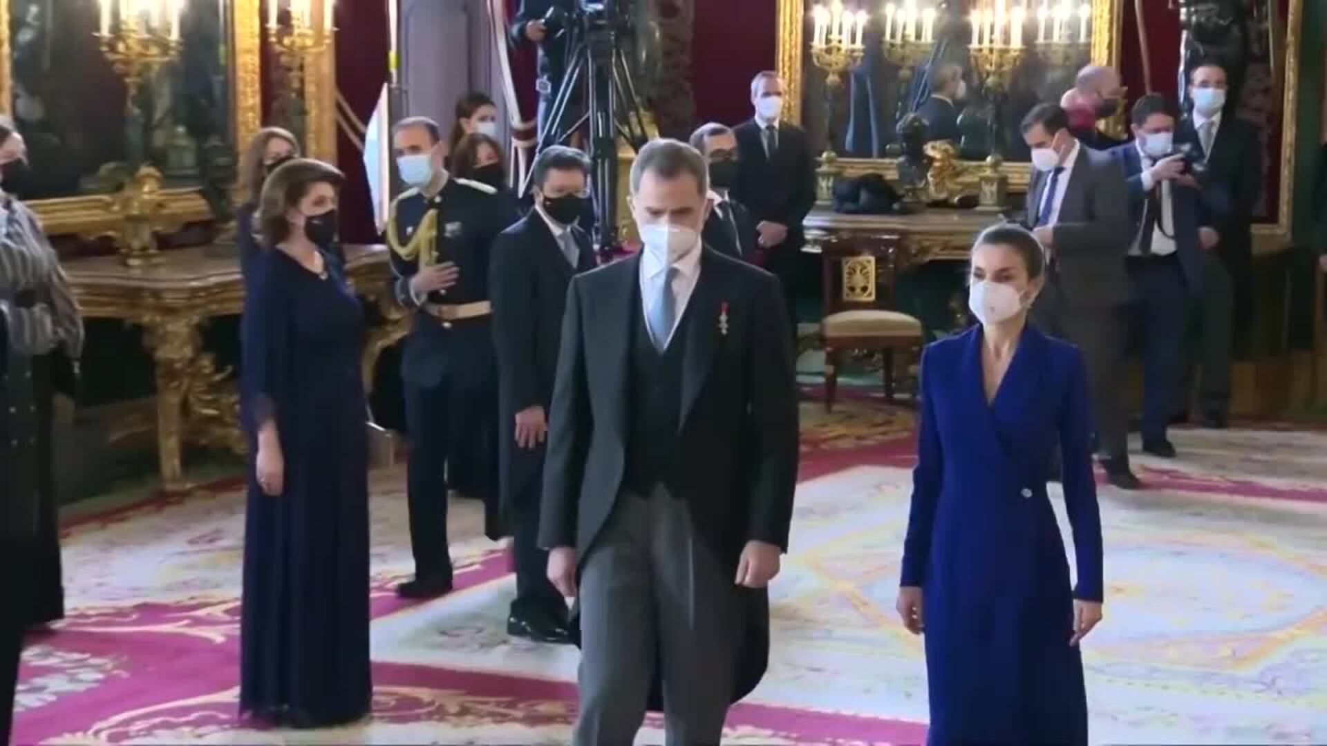 La Reina Letizia recupera su vestido azul klein estilo esmoquin