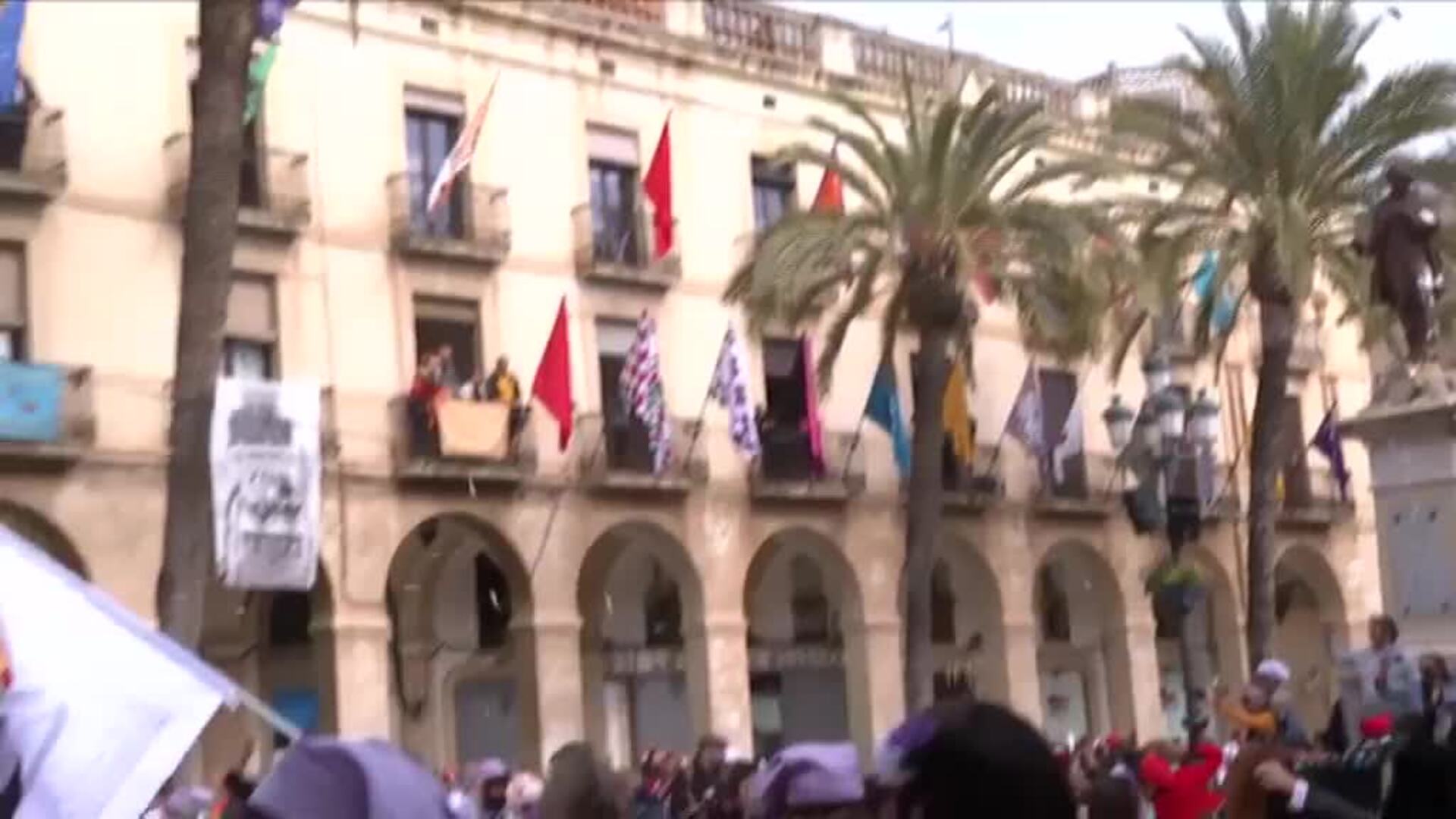 Vilanova recupera su tradicional guerra de caramelos para dar la bienvenida al carnaval