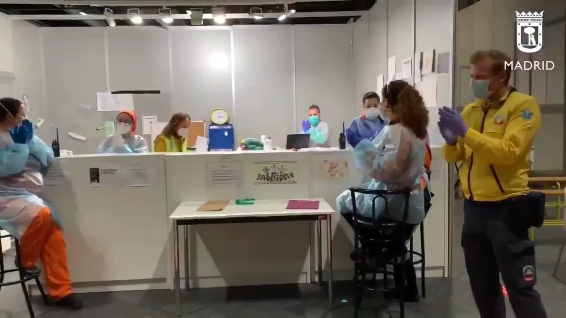 Sanitarios aplauden en Ifema a mujer de 80 años dada de alta