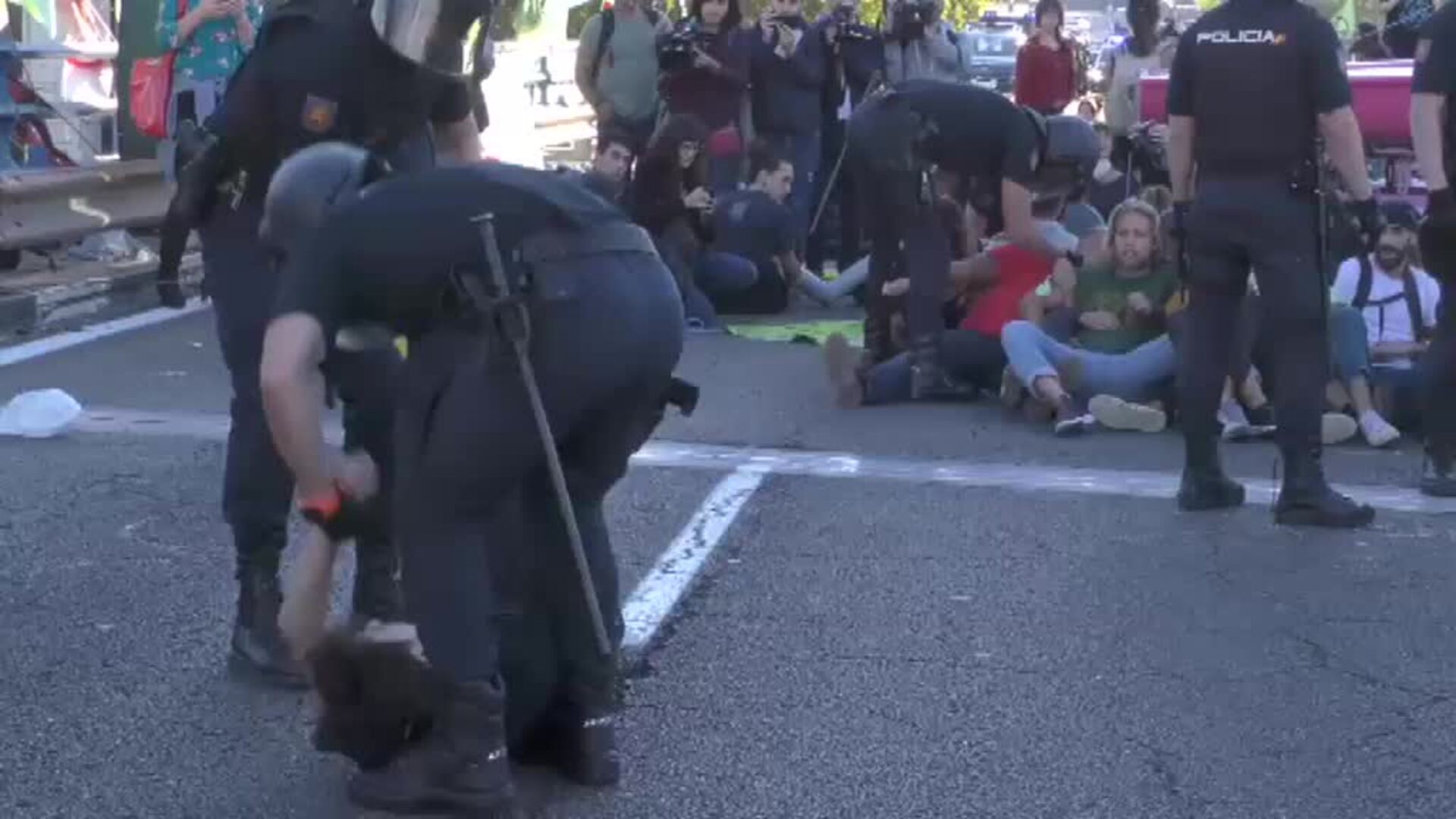 Los ecologistas acampan frente al Ministerio para la Transición Ecológica