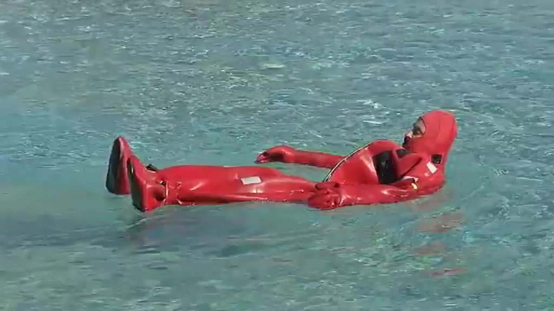 Una correcta equipación para aguantar la hipotermia salva vidas en caso de naufragio