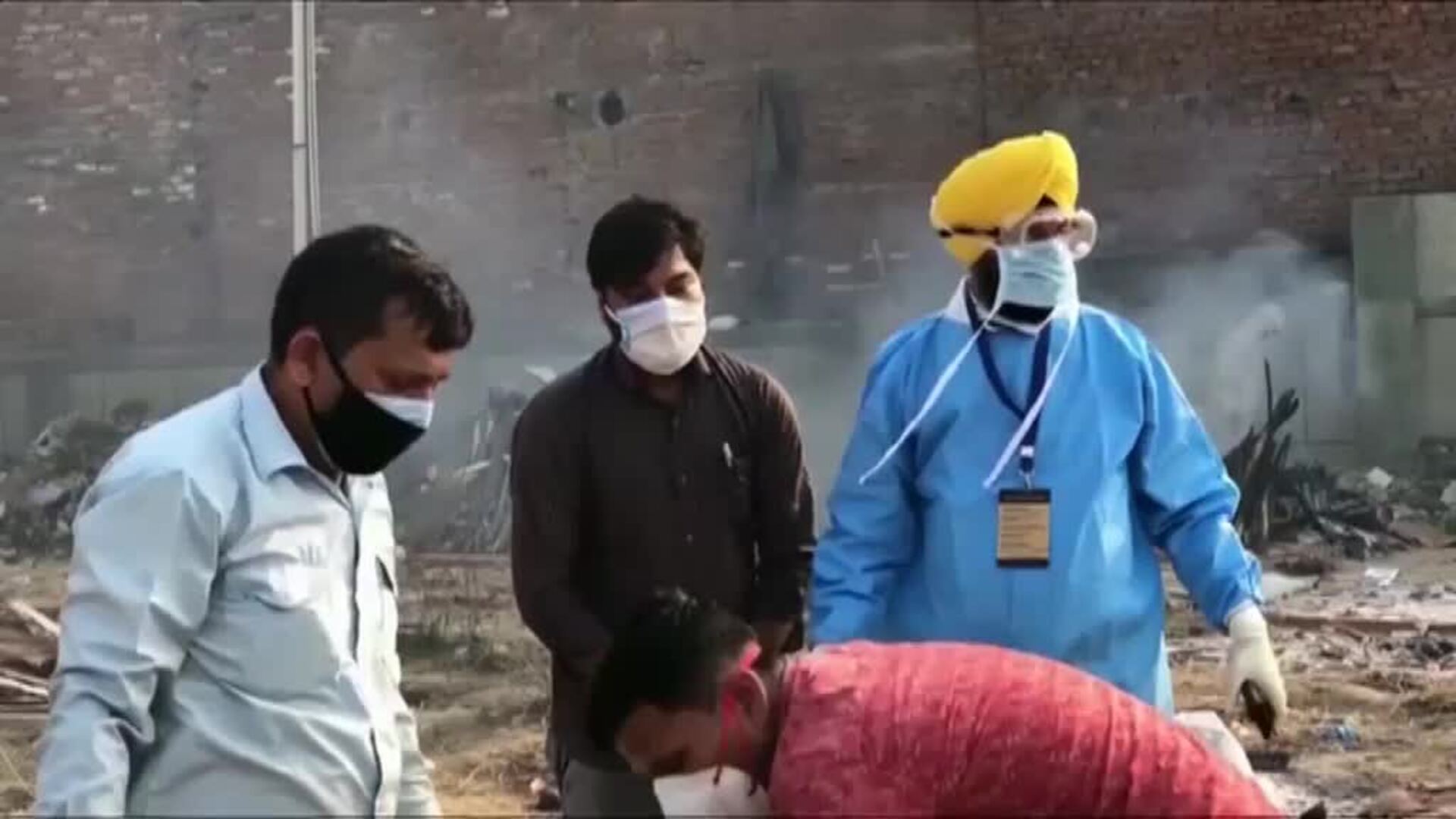 Las calles en India se han convertido en crematorios improvisados
