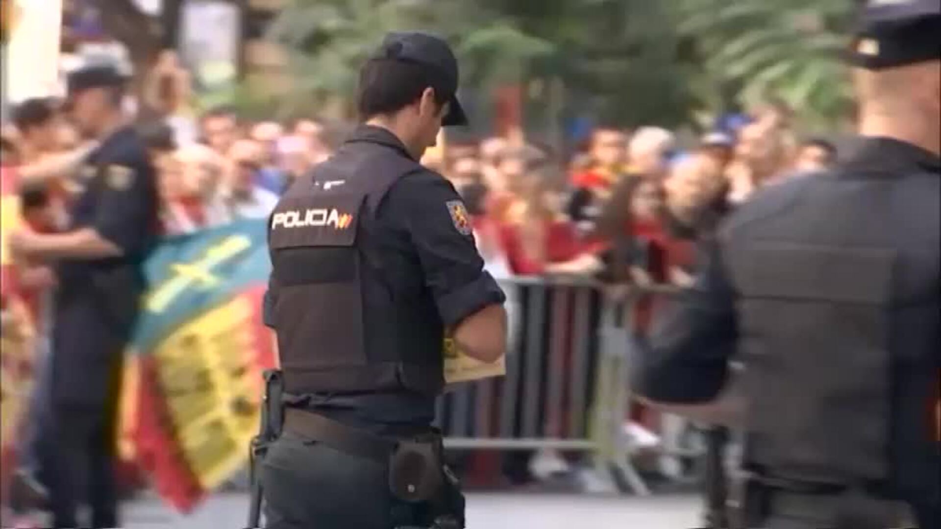 Los manifestantes por la unidad de España arropan a la policía en la jefatura de Barcelona