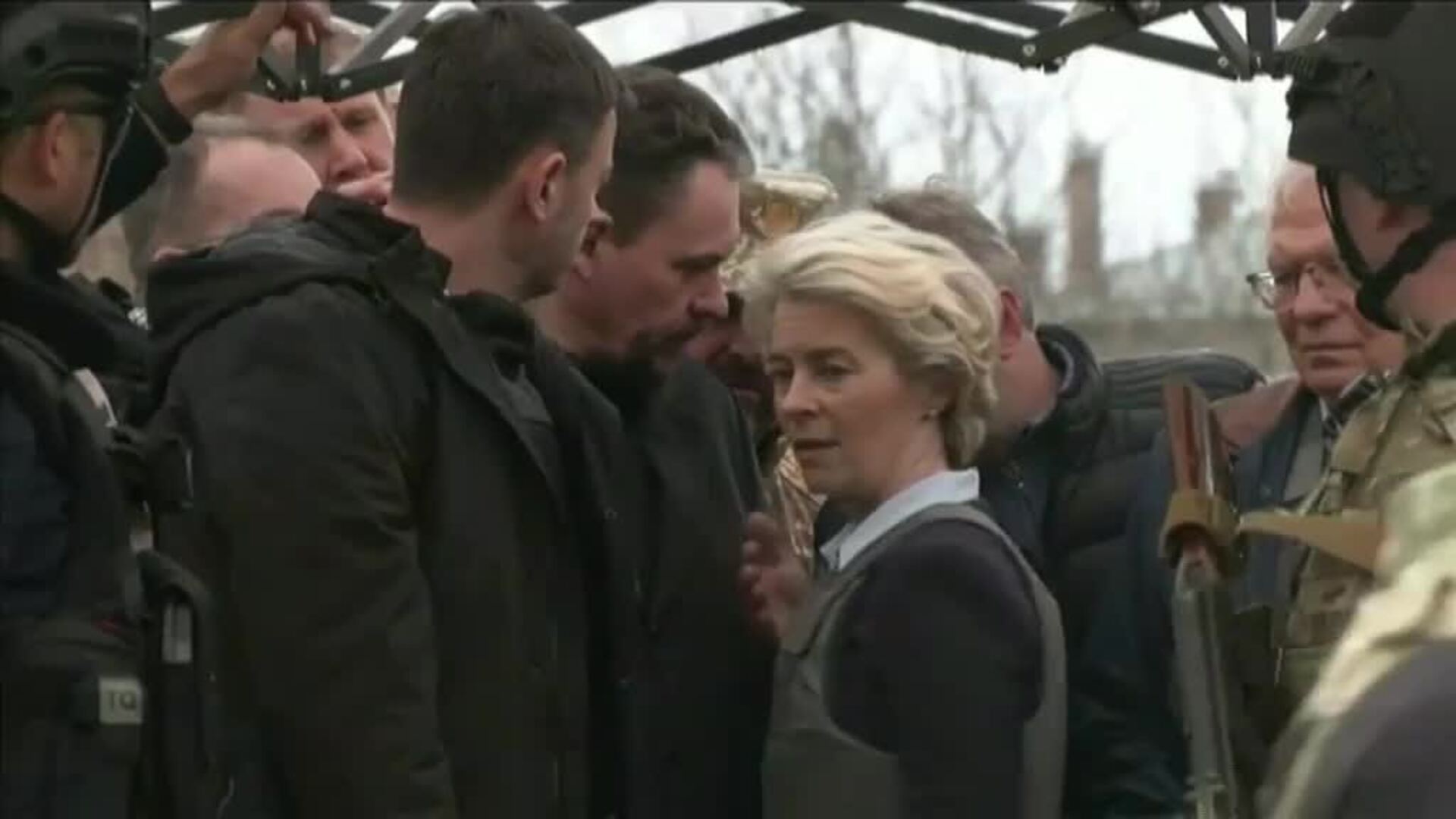 Ursula von der Leyen y Josep Borell visitan Bucha tras la retirada del ejército ruso