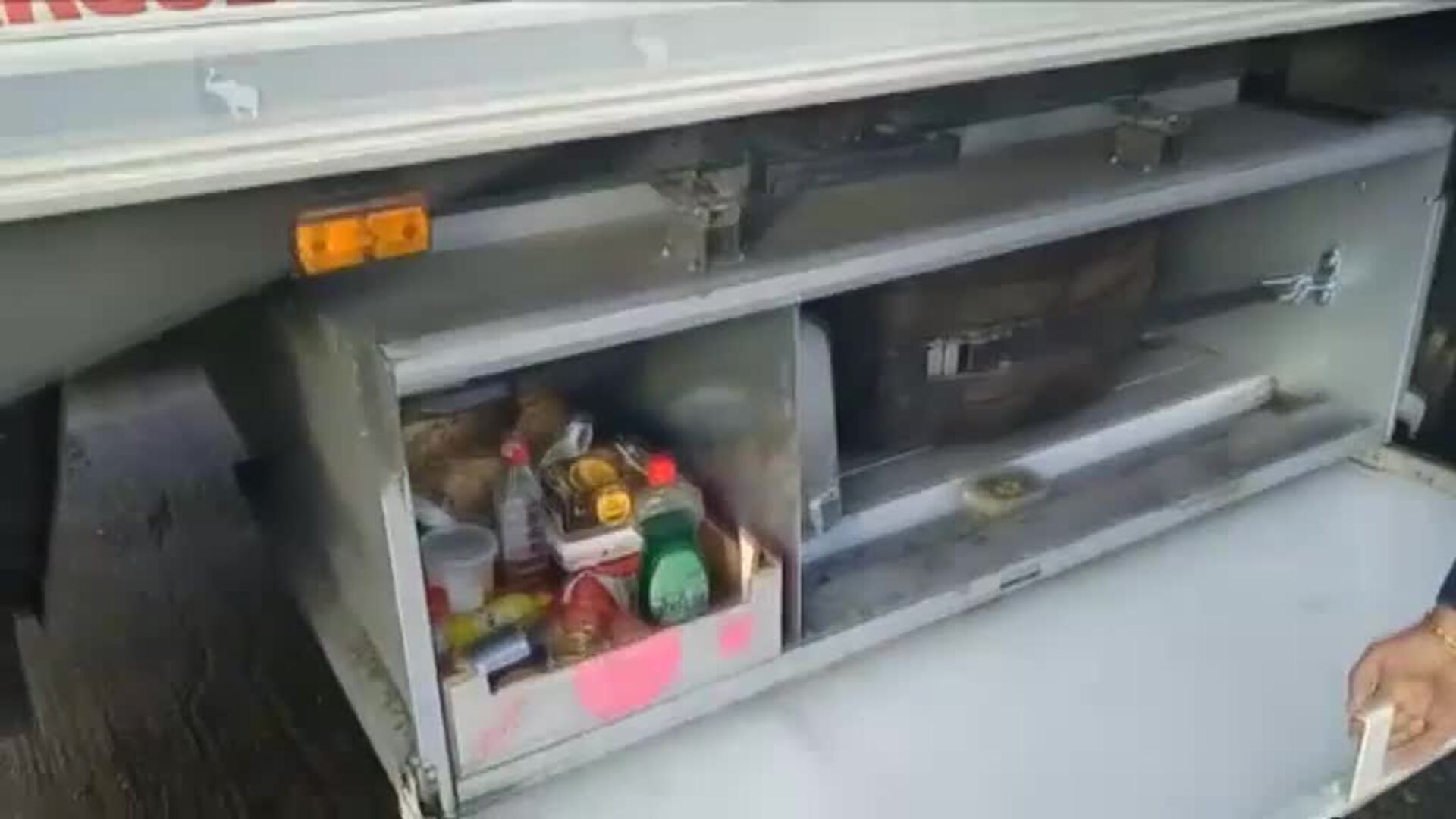 Las autoridades británicas comienzan a hacer las pruebas a los miles de camioneros atrapados