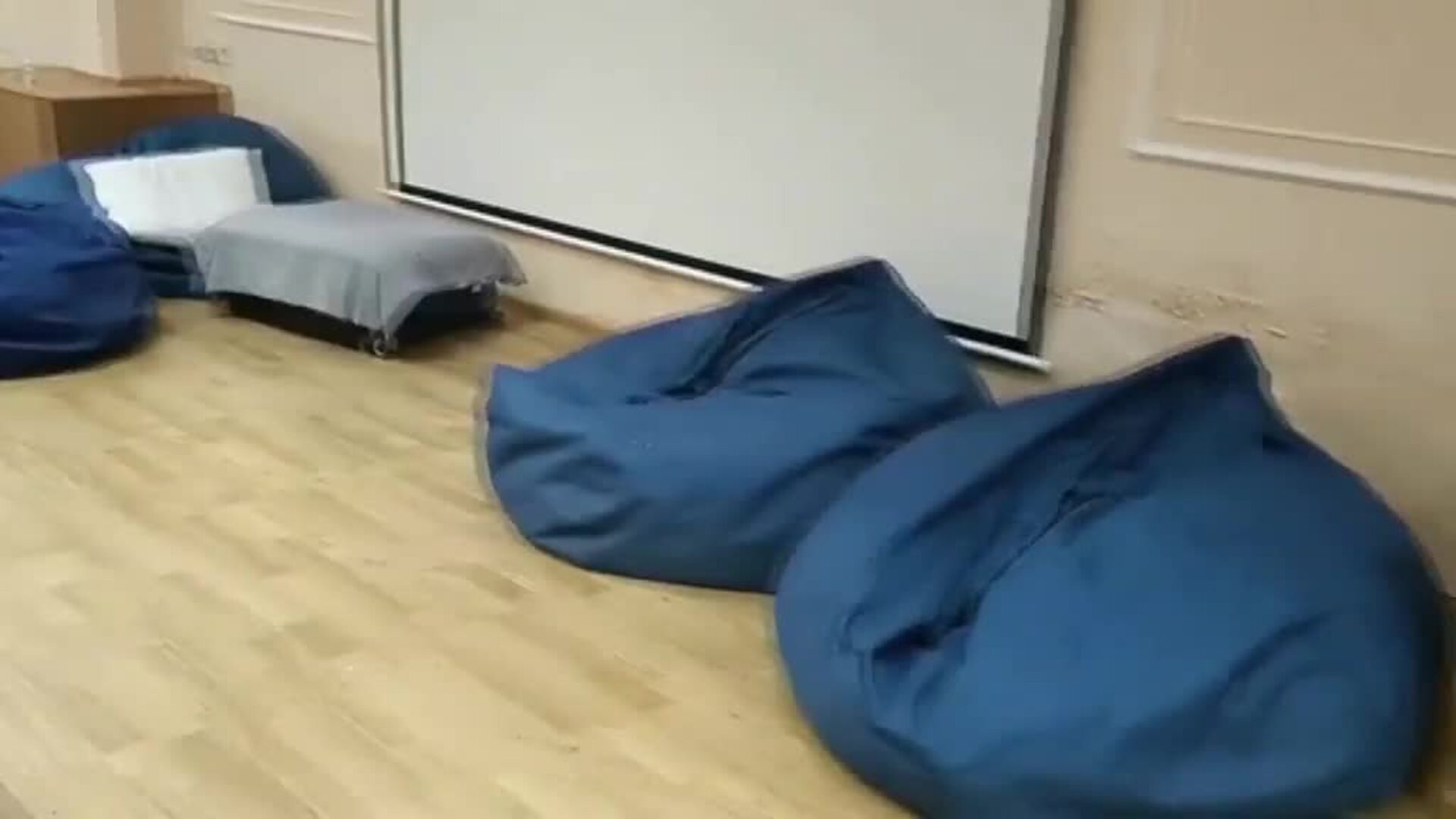 La huida masiva de ciudadanos en Kiev deja los supermercados con las estanterías aún llenas de comida