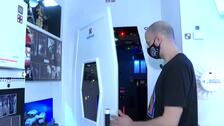 Recrea la nave de Alien para mostrar su colección sobre la película porque su casa se le quedaba pequeña
