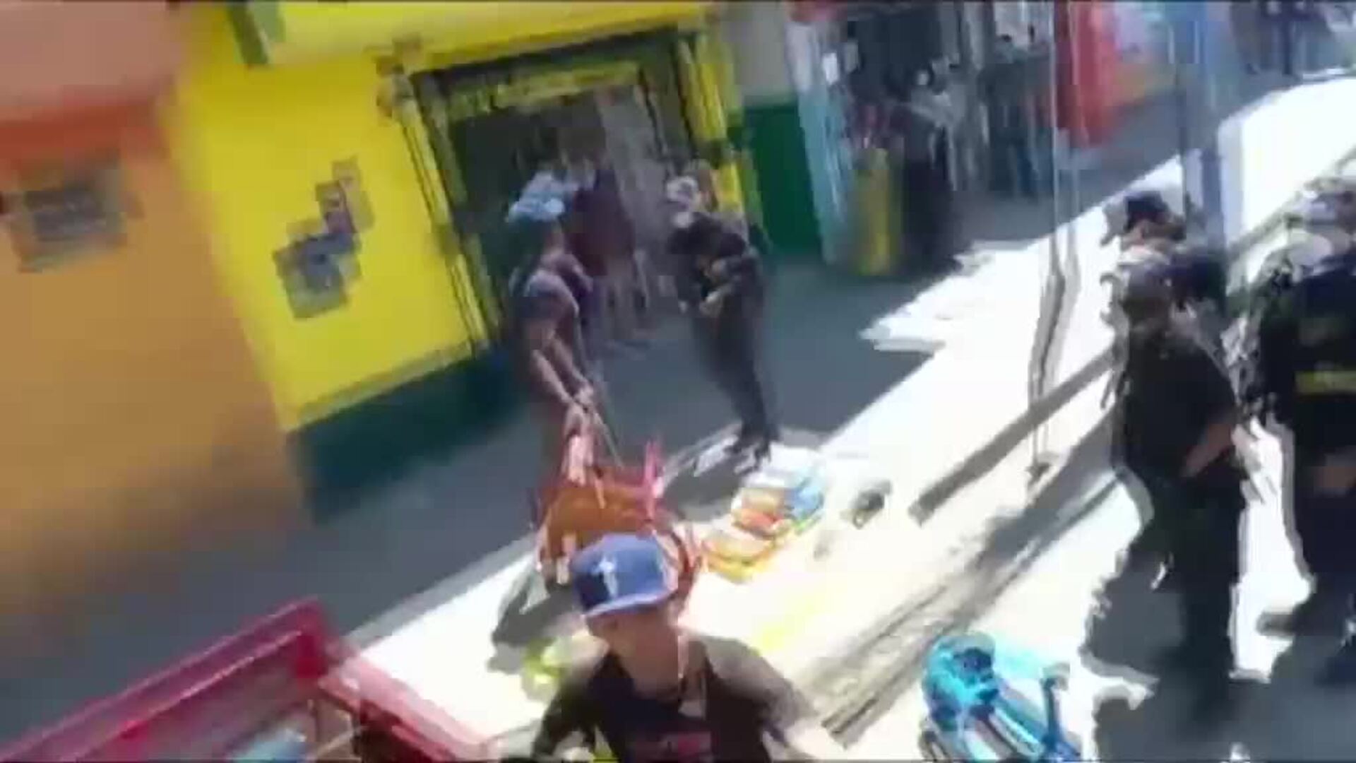 Batalla campal entre vendedores ambulantes y la Policía en Perú