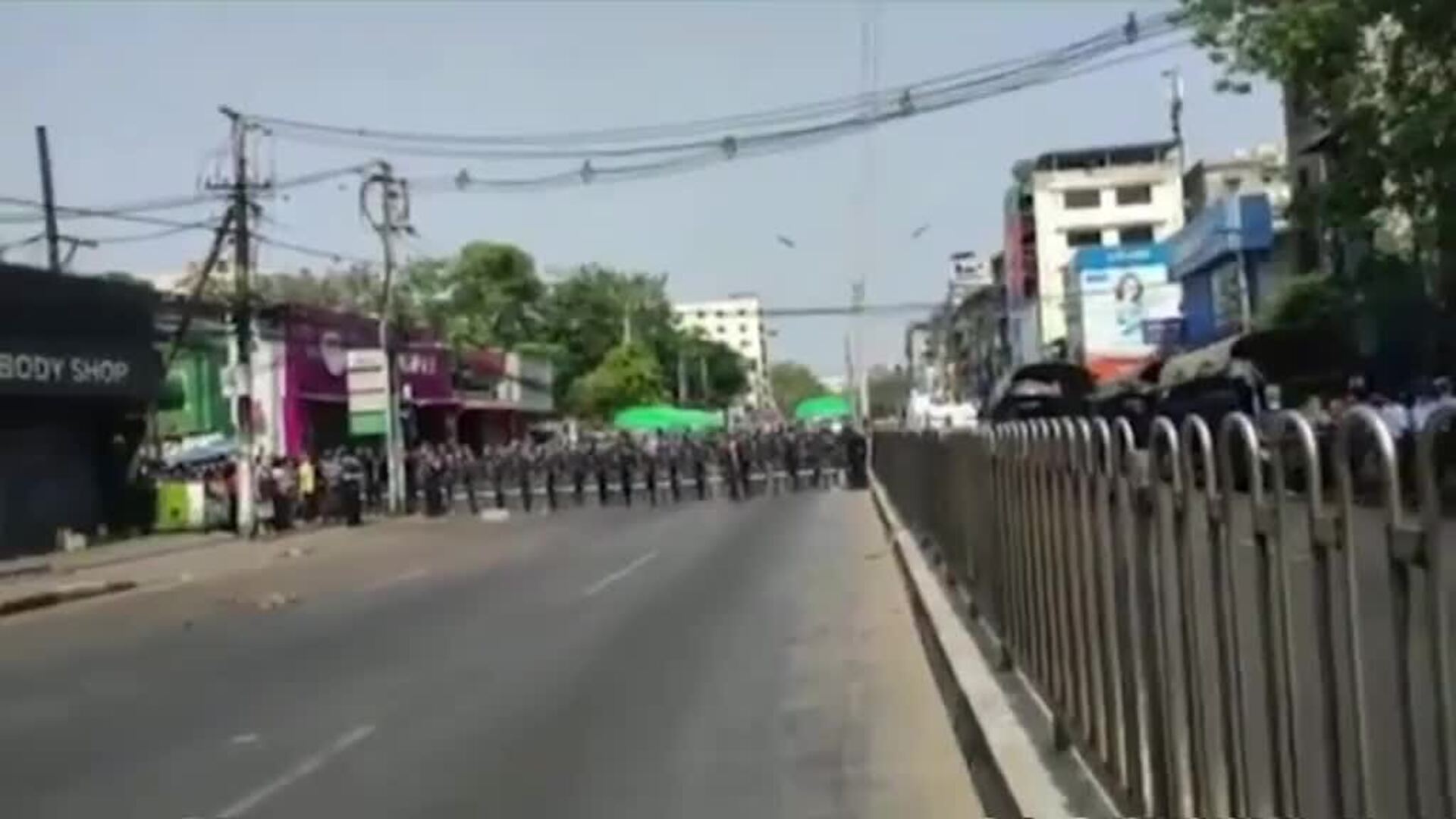 Miles de personas protestan en Rangún contra el golpe de Estado en Myanmar