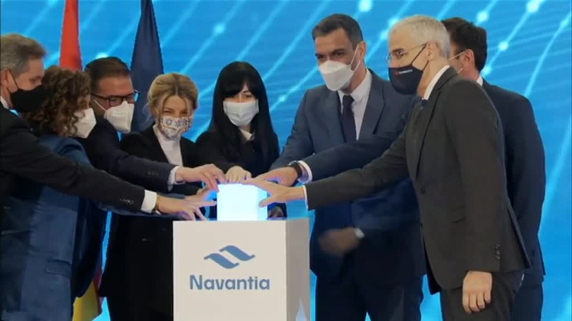 Sánchez pide a los empresarios que suban salarios y moderen beneficios