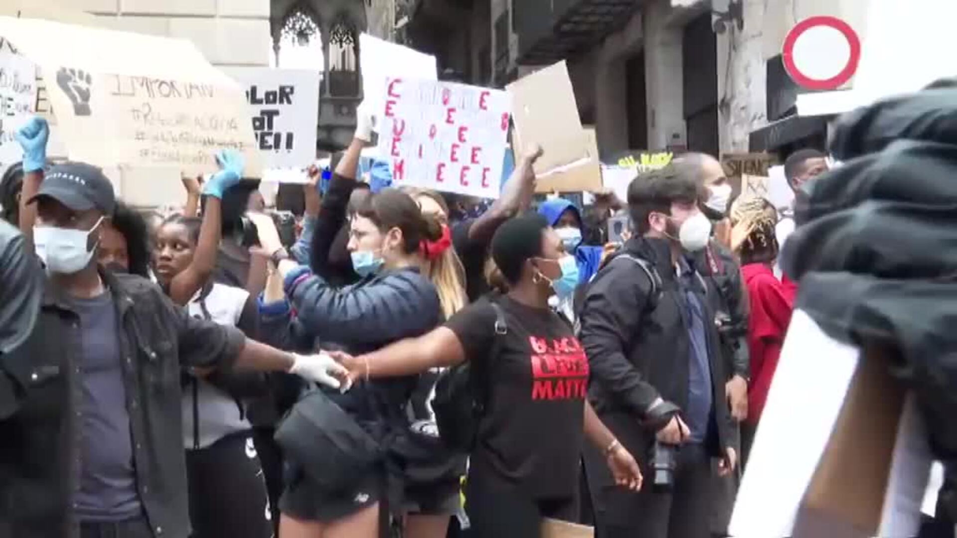 Cientos de personas participan en Barcelona en las protestas contra el racismo