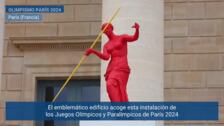 Seis esculturas de la Venus de Milo posan en la Asamblea Nacional francesa practicando deportes olímpicos
