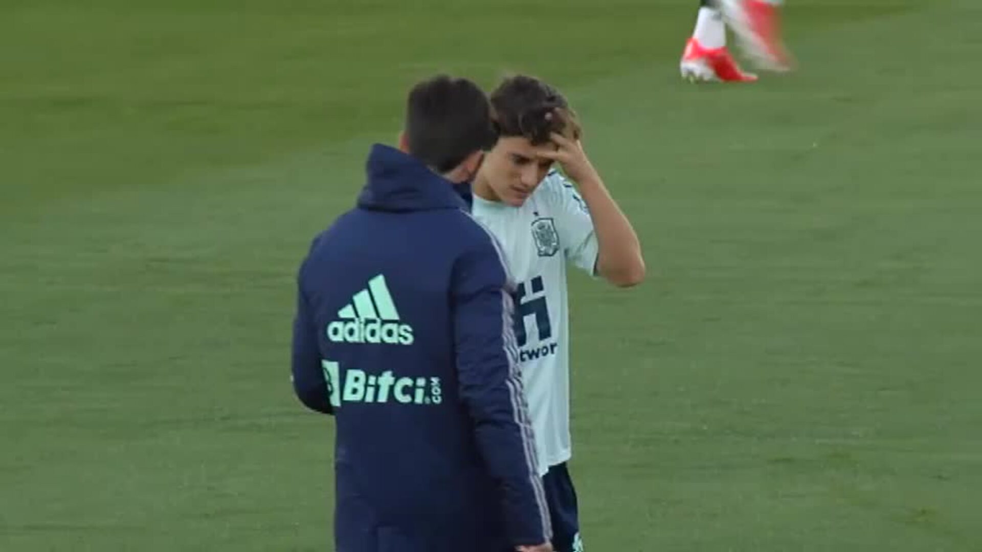 Primer entrenamiento de la selección con la mente puesta en Italia