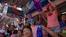 Residentes y visitantes disfrutan del colorido Festival del Bun en Hong Kong