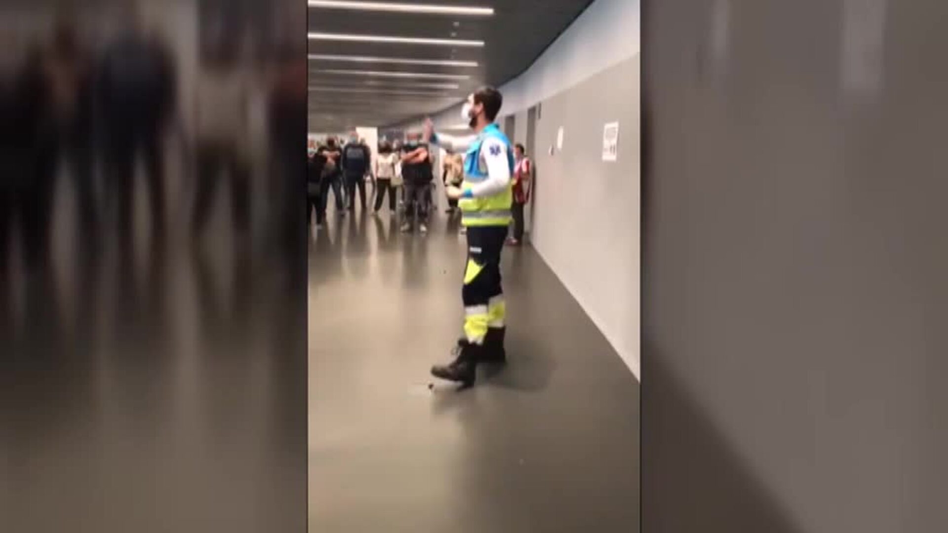 El vídeo de un enfermero se hace viral por sus artes cara al público