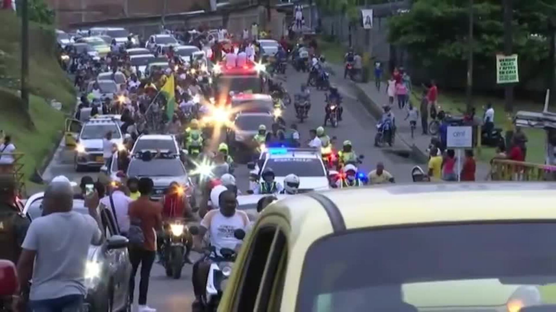 Miles de personas despiden en Colombia al futbolista Freddy Rincón