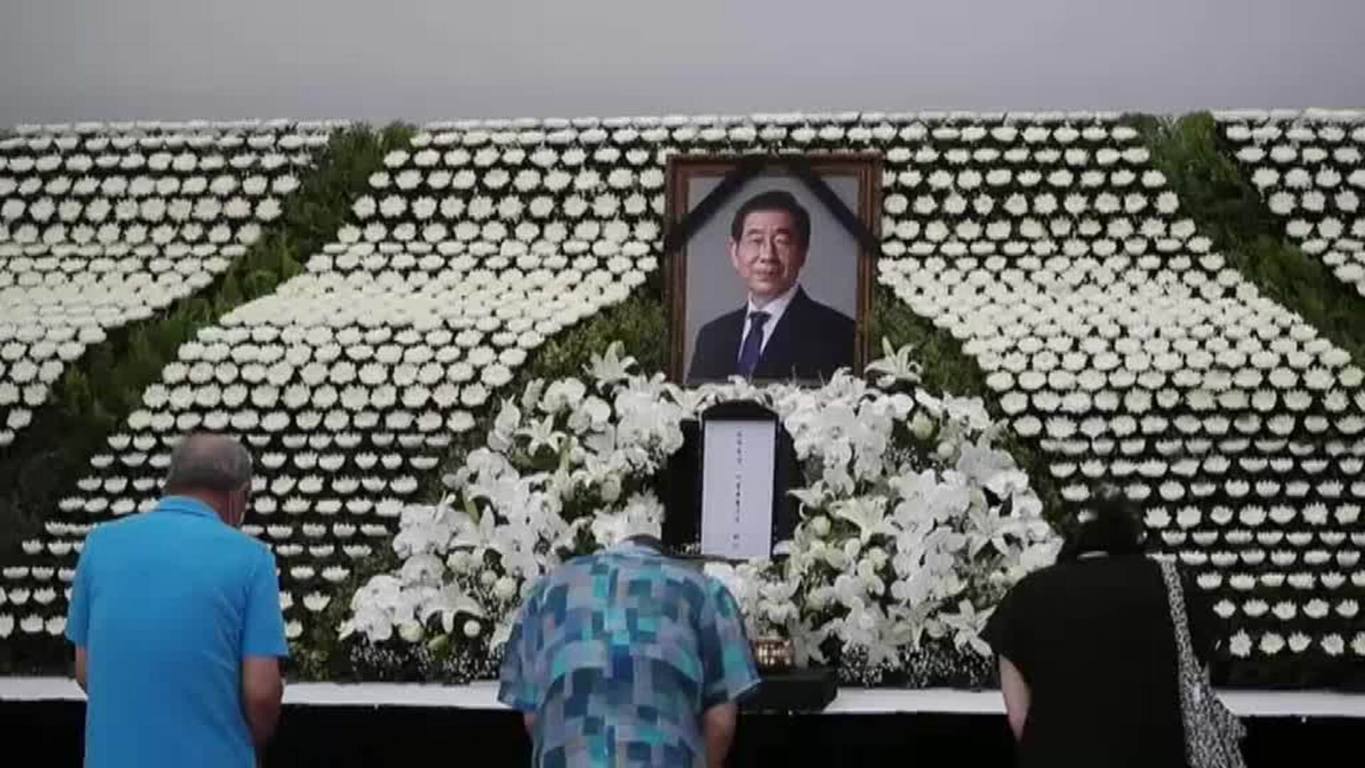 Seúl se despide de su alcalde con un altar fúnebre lleno de flores