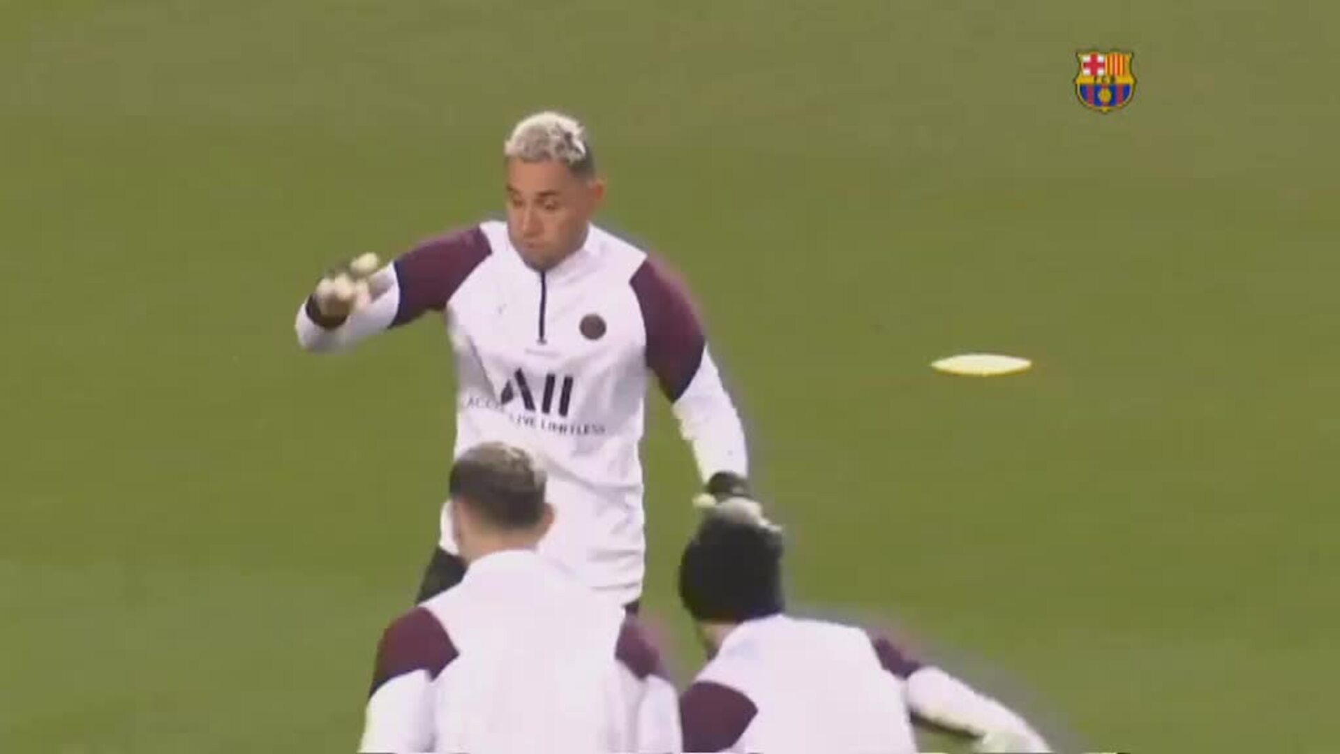 El PSG toma contacto con el césped del Camp Nou