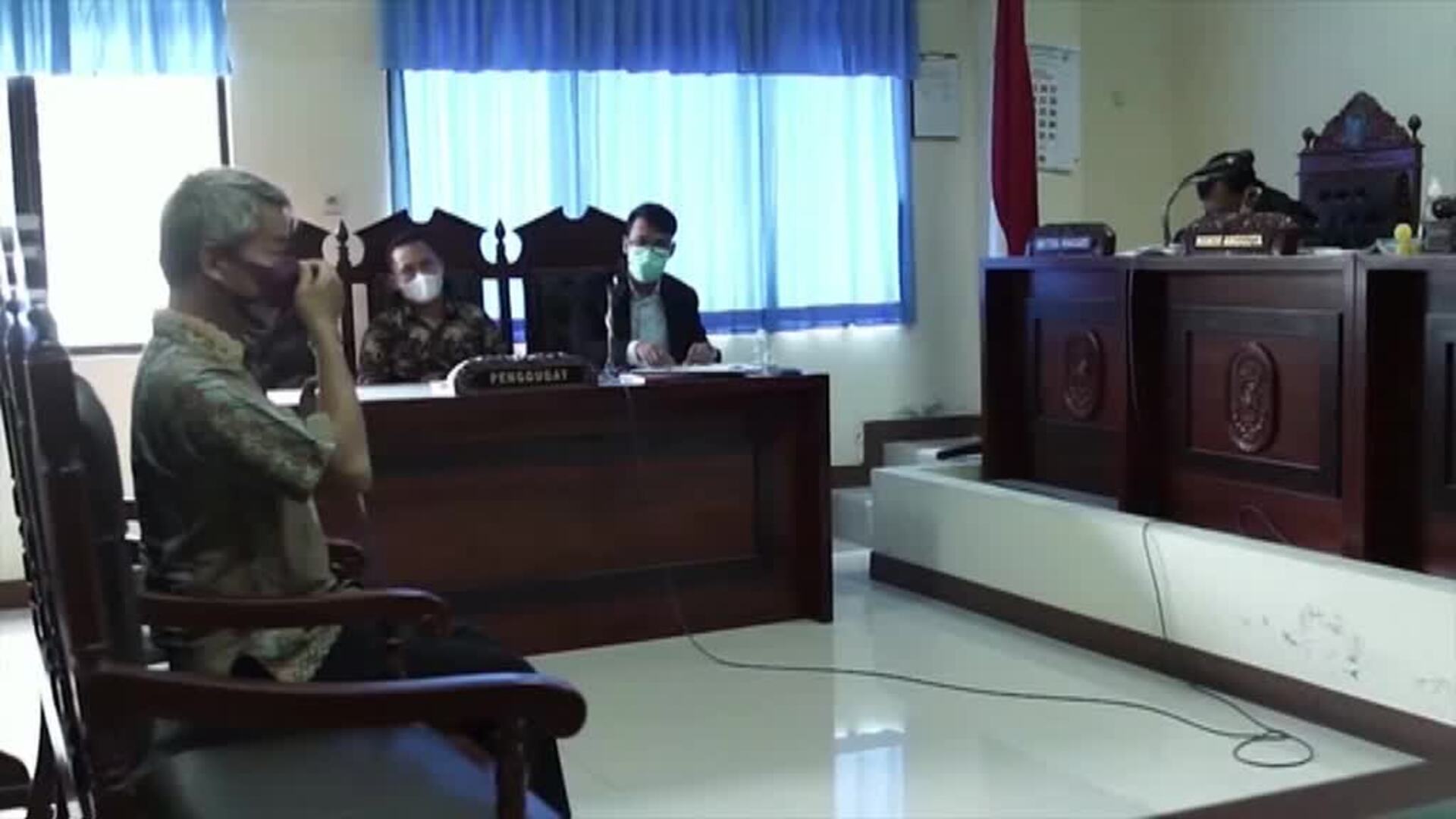 Un ex policía indonesio despedido por ser gay lucha en los tribunales por su puesto de trabajo