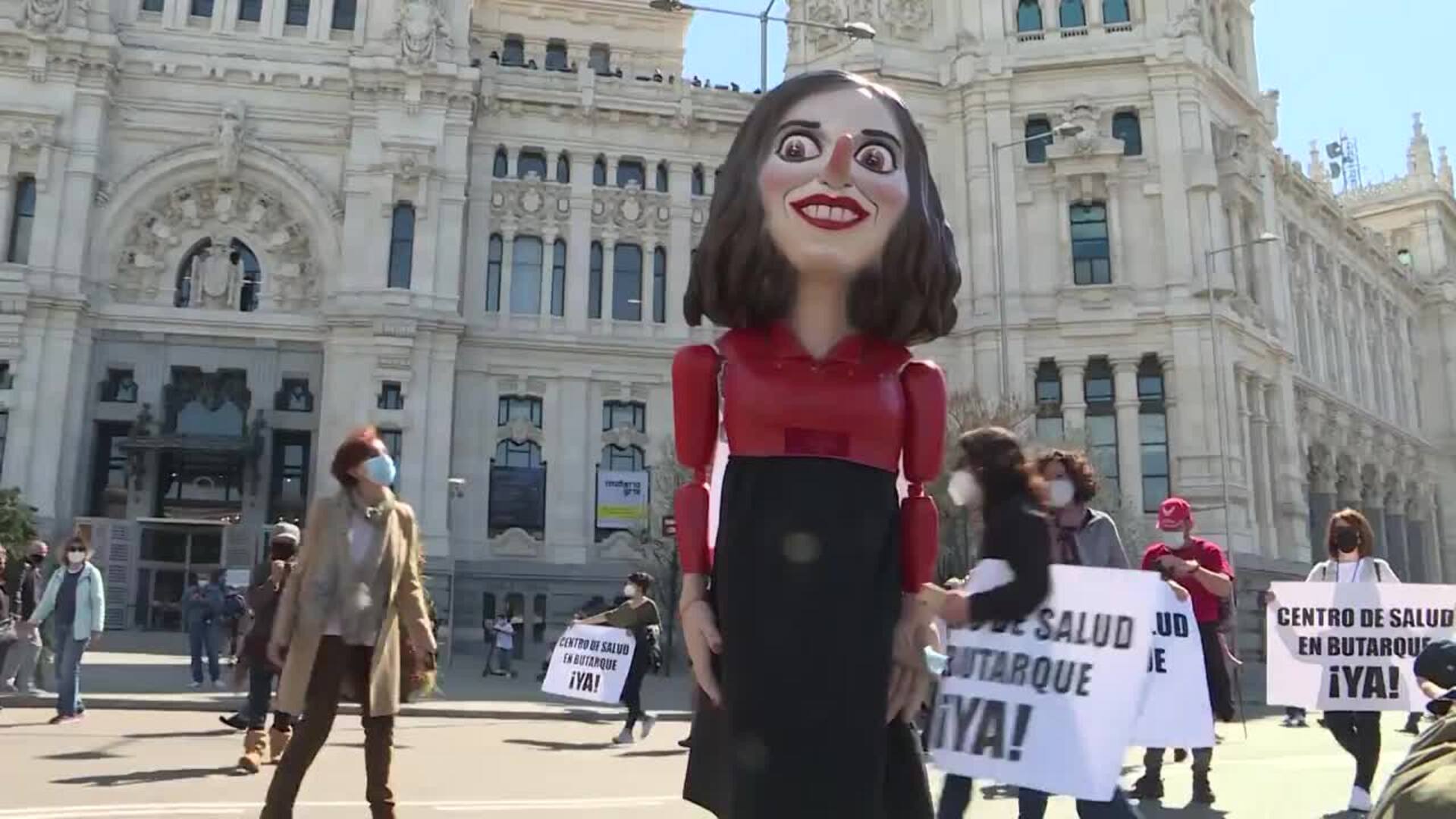 El &#039;ninot&#039; de Ayuso aparece en las reivindicaciones de Marea Blanca en Madrid