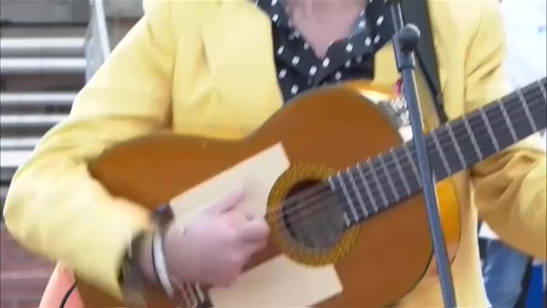 Los Manolos dan un concierto en homenaje a los sanitarios por Sant Jordi