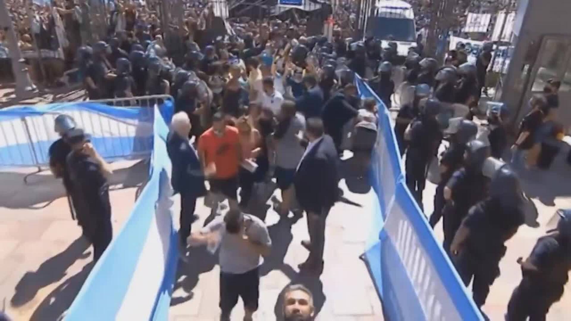 Momentos de tensión en el velatorio de Maradona