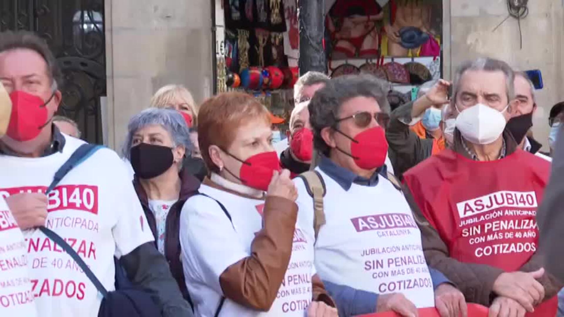 Los pensionistas recorren las calles de Barcelona exigiendo que las pensiones se blinden en la Constitución