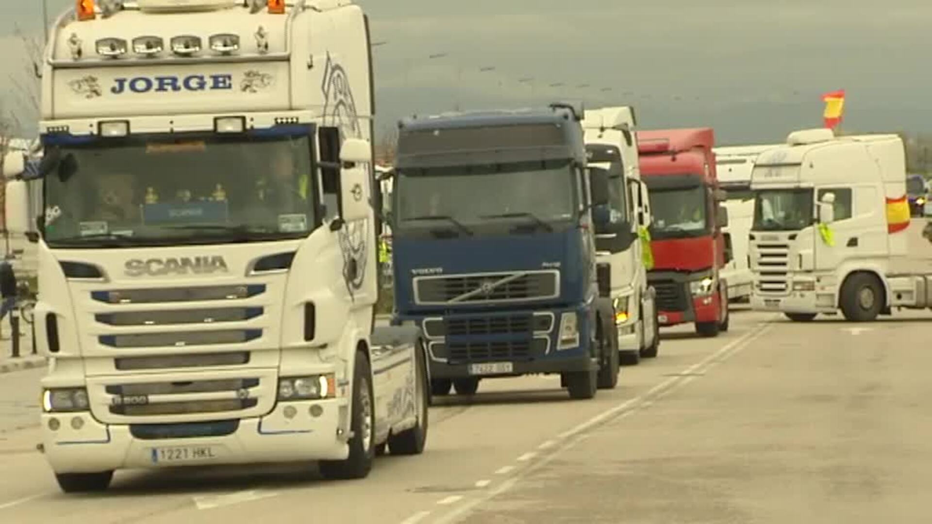 La Plataforma Nacional de transportistas ve insuficientes las medidas del Gobierno y mantiene el paro en la carretera